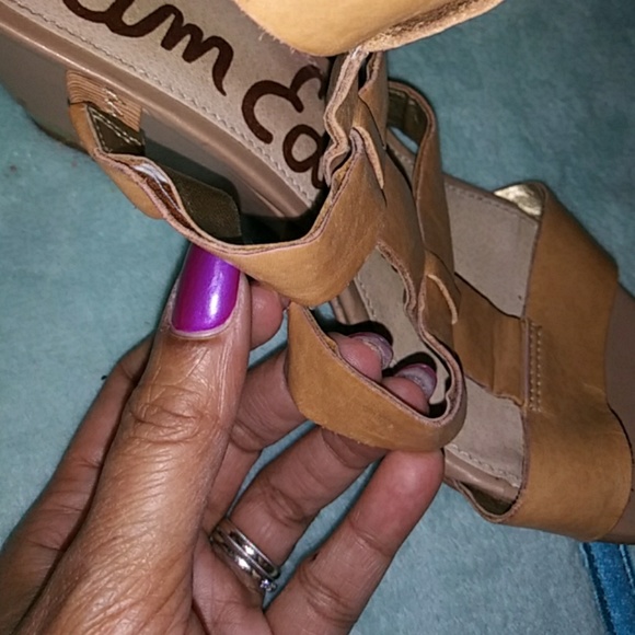 Small wedge tan sandals. - Picture 7 of 7